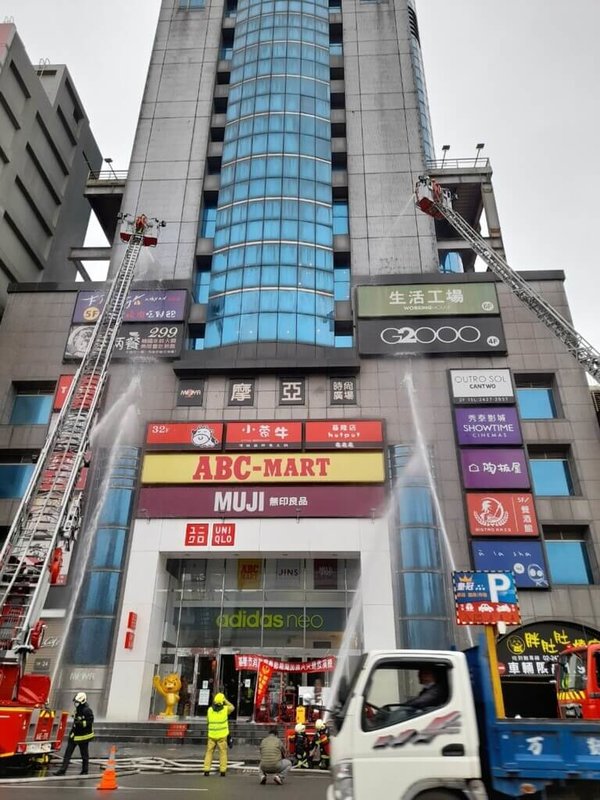 基隆市消防局25日在基隆市最高大樓「麗榮皇冠」舉辦春節期間加強火災搶救演練,模擬7樓電影院發生火災,出動各式救災救護車輛到場,展現消防局救災能量,維護民眾安全。(基隆市消防局提供)中央社記者王朝鈺傳真 111年1月25日