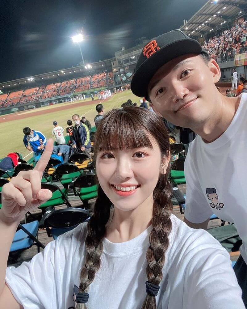 YouTuber台南Josh(前右)的新婚妻子Amber(前左)25日說,因為情緒失控,讓丈夫、丈夫家人及房子受波及和傷害,「我必須向他們說聲抱歉」。(圖取自instagram.com/hcamber72)