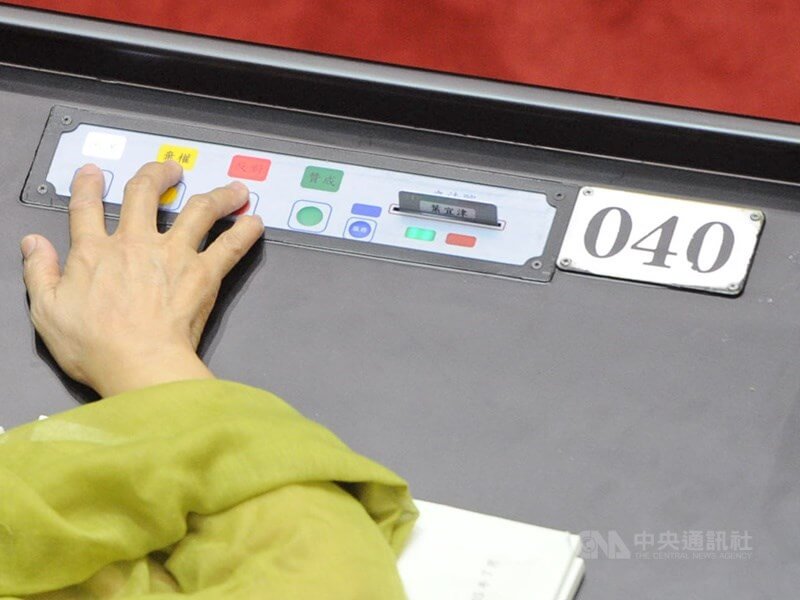 修憲案表決時出席人數將以表決器插入顯示出席表決做認定。(中央社檔案照片)