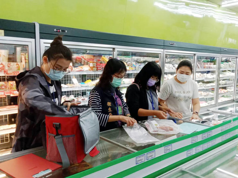 因應農曆春節到來,高雄市政府衛生局近日抽查年節食品共112家業者、139件,結果有2件巴西蘑菇檢出重金屬「鎘」超標、1件蘿蔔農藥殘留不符規定。(高雄市政府提供)中央社記者曾以寧傳真 111年1月26日