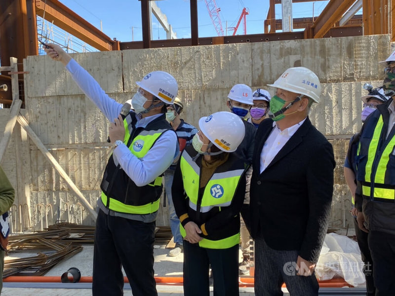 勞動部長許銘春(前中)26日帶隊到新北大型建案春安勞檢,結果工地有16項違規、10處停工,包含建設公司跟下游包商共開罰新台幣51萬元。中央社記者吳欣紜攝 111年1月26日