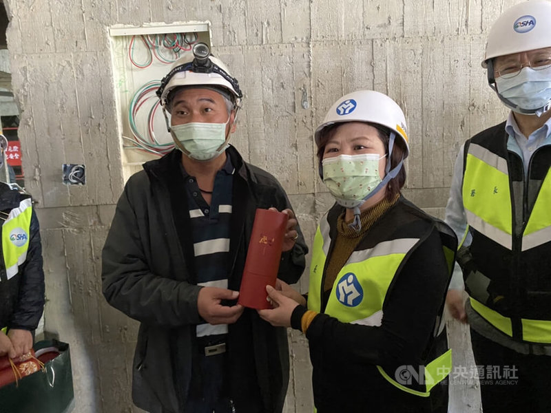勞動部長許銘春(右2)26日帶隊到新北大型建案春安勞檢,同時致贈春節禮品慰問工人辛勞。中央社記者吳欣紜攝 111年1月26日