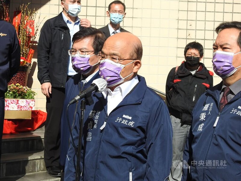 行政院長蘇貞昌(前中)26日在行政院發言人羅秉成(前右)、交通部長王國材(前左)陪同下,視察交通部高速公路局北區交通控制中心。蘇貞昌指出,春節交通應針對交通的空間、管理及應變等面向做好改善,從號誌到資訊提供、事故排除等都要儘速配合,尤其是防疫要做好。中央社記者王鴻國攝 111年1月26日