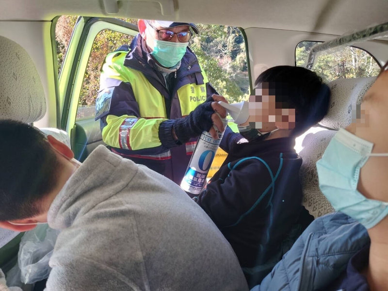 來自新北的荒野協會團體到中橫公路親山教育,疑在途中吃到不新鮮食物,25日晚間陸續有孩子出現腹痛、嘔吐症狀。警消26日接力合作將學生送往國軍花蓮總醫院就醫。(新城警分局提供)中央社記者張祈傳真 111年1月26日