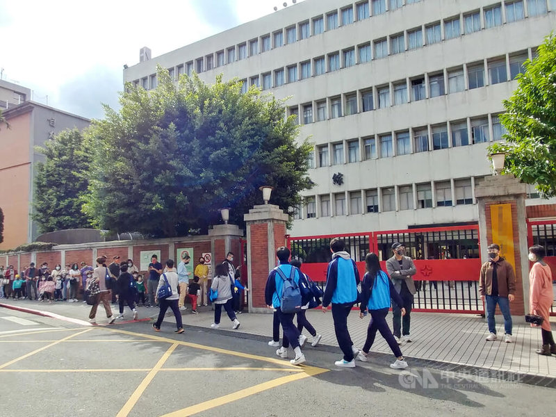 台北市松山區某幼兒園有老師確診,北市教育局已要求園方即日起停課14天,並協助衛生局替幼兒園約180名師生造冊、疫調,26日下午派採檢車進駐,幼兒園師生、學童及家長等候篩檢。中央社記者施宗暉攝 111年1月26日