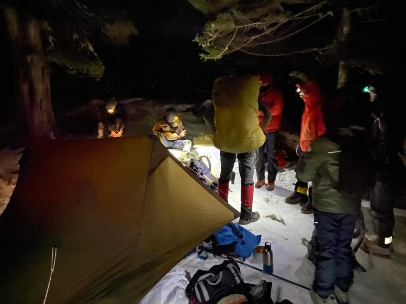 高山保育志工吳峻德26日凌晨1時許在三六九山莊執勤時,接獲登山客到場求助,表示有2名隊友在攀登雪山主峰往翠池途中,先後不慎墜落,吳峻德立即與7名熱心山友組成救援隊,連夜上山救援,順利將2名傷者帶下山。(雪霸國家公園管理處提供)中央社記者管瑞平傳真 111年1月26日