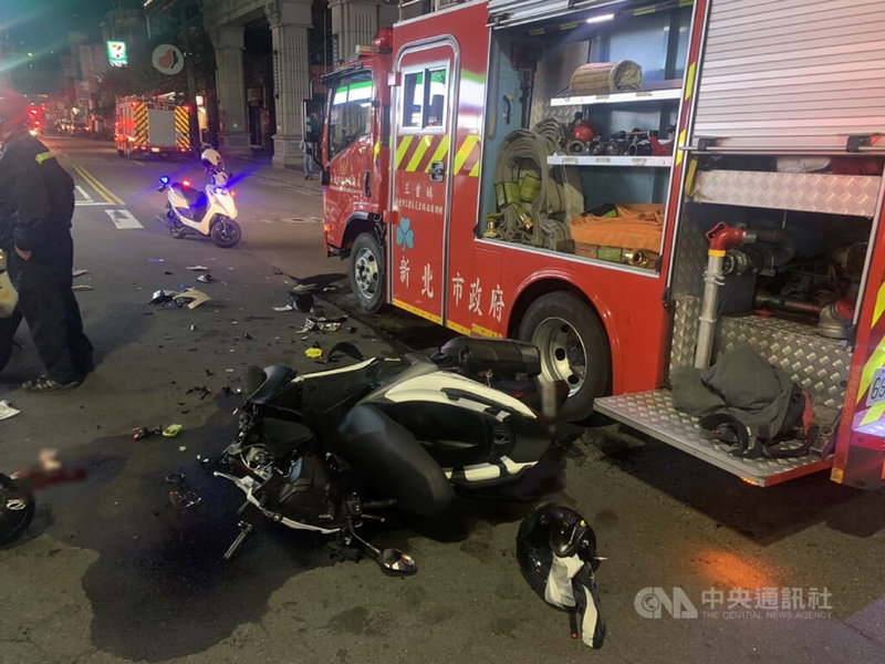 新北市三重區溪尾街一間民宅26日清晨火警,消防車趕往救災途中,卻在路口和機車發生碰撞,騎士重傷送醫救治。肇事原因仍有待調查釐清。(翻攝照片)中央社記者王鴻國傳真 111年1月26日