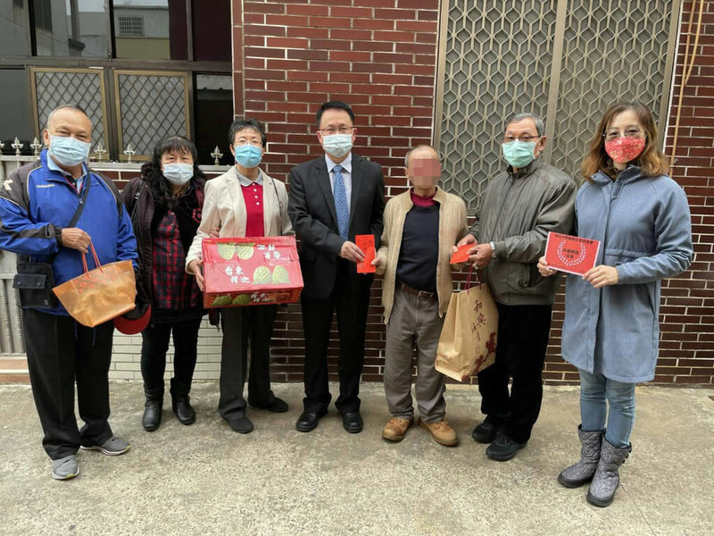 農曆春節將至,澎湖地檢署與更生保護會澎湖分會26日探視貧困更生人,送上慰問金與圍爐餐券等民生用品,讓更生人過個平安健康的好年。(更生保護會澎湖分會提供)中央社 111年1月26日