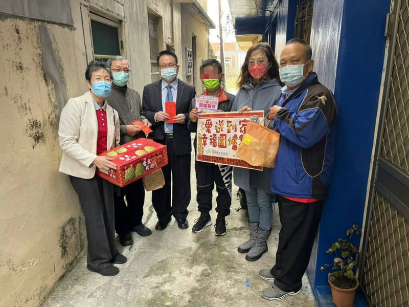 農曆春節將至,澎湖地檢署與更生保護會澎湖分會26日探視貧困更生人,除致贈慰問金,也贈送年節民生用品、水果與圍爐餐券,讓受贈的更生人相當感動。(更生保護會澎湖分會提供)中央社 111年1月26日