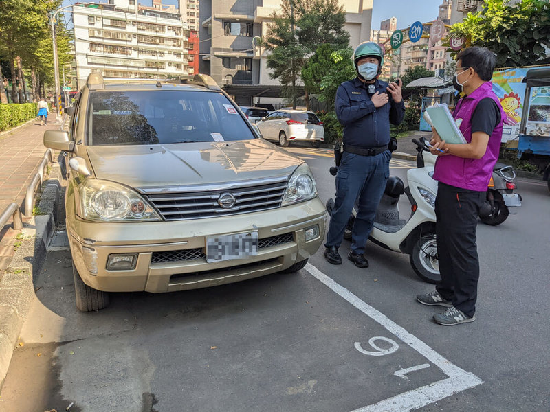 法務部行政執行署新北分署26日表示,42歲劉姓男子積欠牌照稅上萬元,還長期霸占路邊停車格拒繳費,經查封拖吊車輛,男子卻說「車不要了」,春節後將拍賣抵償。(行政執行署新北分署提供)中央社記者沈佩瑤傳真 111年1月26日