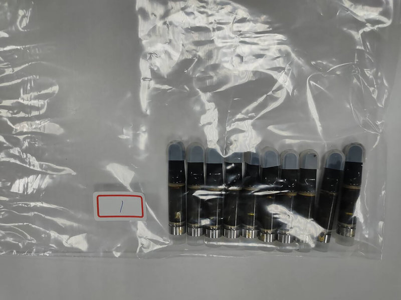 曾為電玩遊戲英雄聯盟職業競技選手且奪得世界冠軍的Toyz(劉偉健),民國110年間被查出在網路販毒遭逮捕,檢警並查扣大麻菸彈等證物,劉偉健等8人依法起訴。(檢方提供)中央社記者蘇木春傳真 111年1月26日