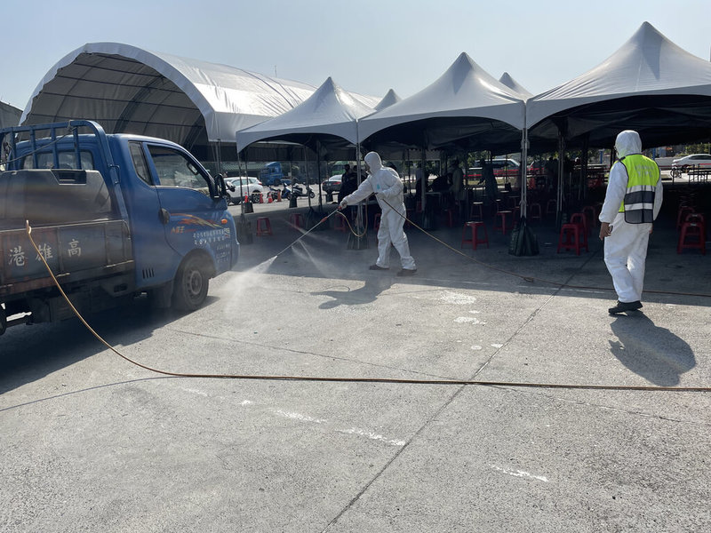 高雄港一艘國內線貨船有3名船員26日接獲COVID-19採檢陽性通知,遭緊急召回送醫治療,船上另7名船員由專車送至34號碼頭篩檢站再次篩檢,篩檢後工作人員為車輛加強清消。(港務公司提供)中央社記者曾以寧傳真 111年1月26日