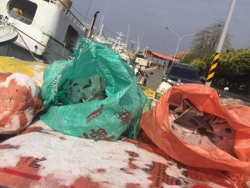 漁業署與海巡署25日查獲一艘漁船在屏東鹽埔漁港卸下袋裝鯊魚翅,26日過磅割鰭棄身的魚鰭重量,高達2031公斤,並涉及漁獲回報不實。(漁業署提供)中央社記者楊淑閔傳真 111年1月26日