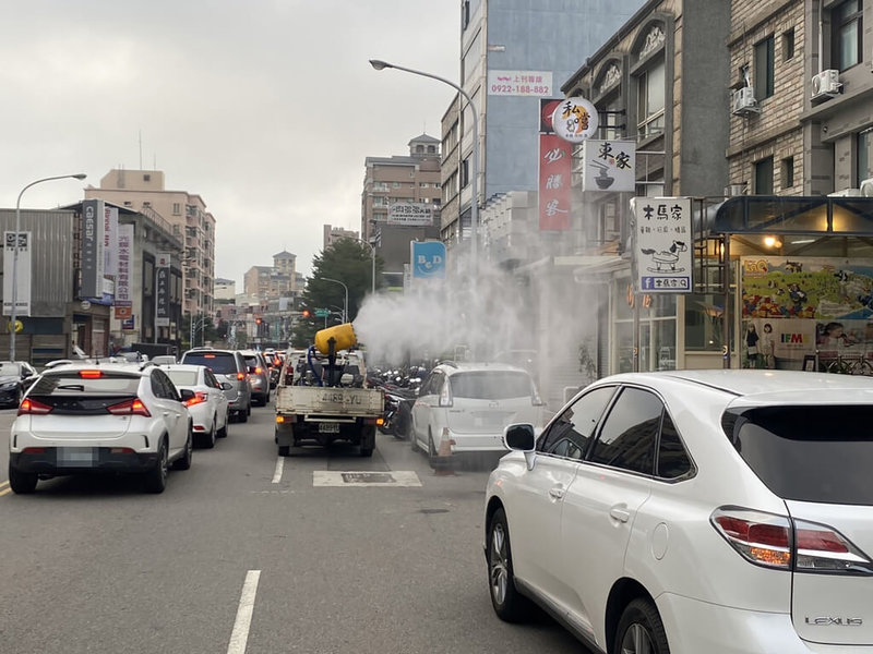 桃園市一名COVID-19確診個案20日曾到新竹內灣老街及竹北市私嚐串燒居酒屋用餐,新竹縣政府26日表示,獲報已派員進行足跡環境消毒,相關接觸者目前正由衛生局人員疫調中。(新竹縣政府提供)中央社記者郭宣彣傳真 111年1月26日