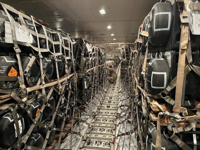 一架載著標槍式反戰車飛彈、發射器等軍事硬體設備的美國飛機25日抵達基輔。(圖取自twitter.com/oleksiireznikov)