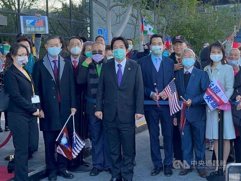 副總統賴清德(前中)出訪宏都拉斯,25日過境美國洛杉磯,與飯店外的僑胞在保持安全距離下合影。中央社記者林宏翰洛杉磯攝 111年1月26日