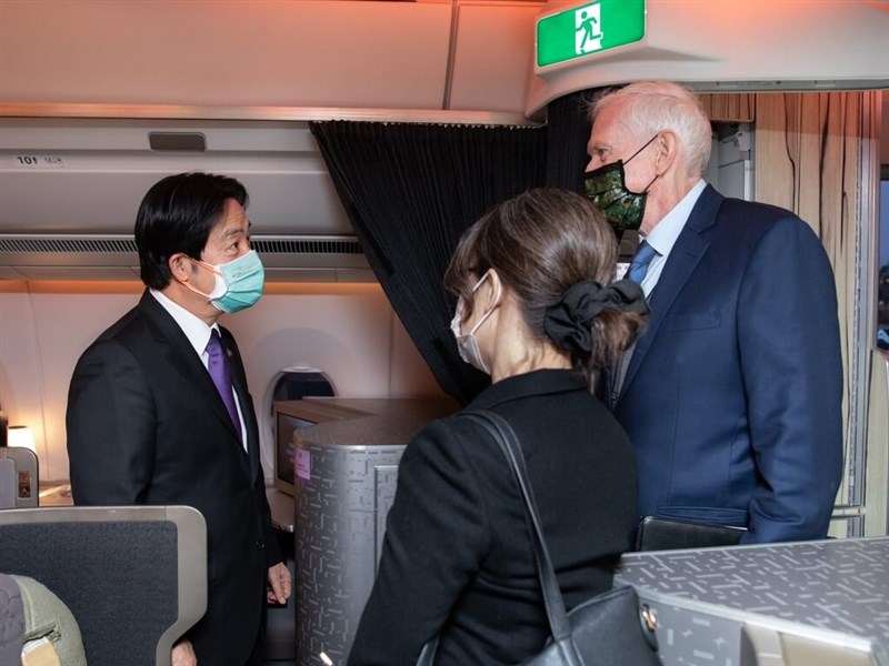 副總統賴清德出訪友邦宏都拉斯,25日過境美國洛杉磯,駐美代表蕭美琴(前)、美國在台協會AIT主席莫健(James Moriarty)(右)登機迎接。(總統府提供)中央社記者林宏翰洛杉磯傳真111年1月26日