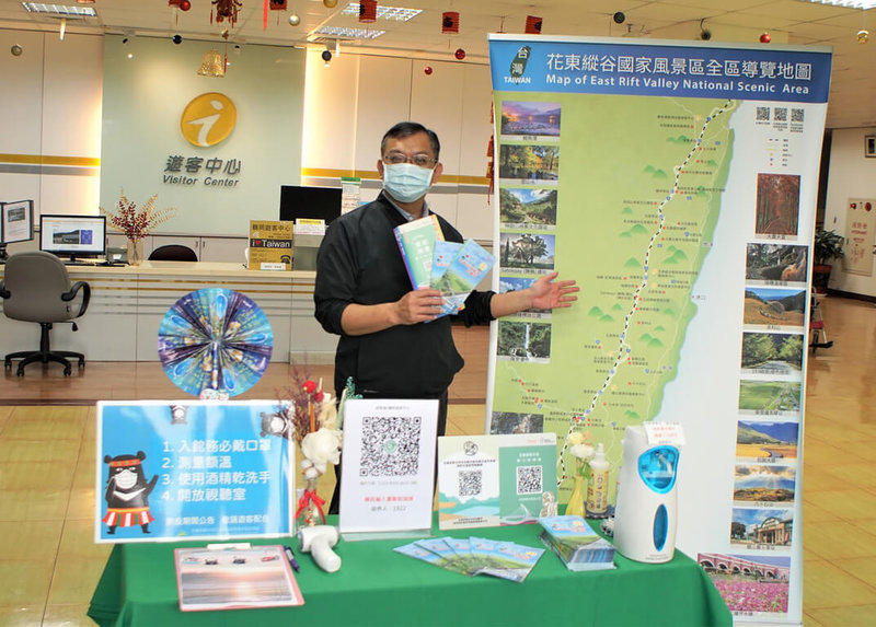 交通部觀光局花東縱谷國家風景區管理處長郭振陵26日表示,為便利遊客掌握花東縱谷春節旅遊資訊,已彙集相關資訊製作摺頁「春節交通疏導路網圖」,歡迎遊客索取,以便掌握易壅塞路段、規劃行車路線。(花東縱谷國家風景區管理處提供)中央社記者李先鳳傳真 111年1月26日