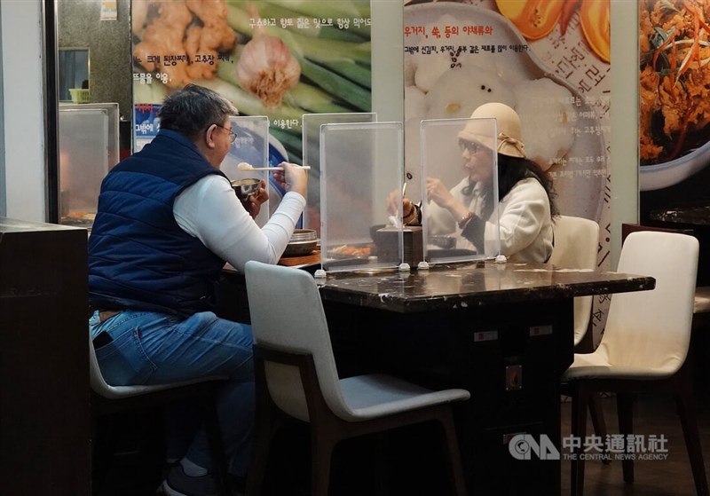 國內COVID-19疫情延燒,餐廳出現多起群聚。指揮中心指揮官陳時中表示,暫不考慮禁內用,呼籲防疫要從個人做起。圖為餐飲業者在用餐區加裝防疫隔板。(中央社檔案照片)