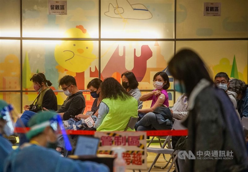 防疫指揮官陳時中說,5至11歲兒少是否打疫苗、12至17歲是否打第3劑以及第4劑是否開打,都將由專家討論。(中央社檔案照片)