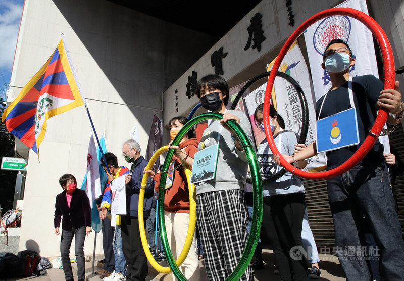 北京冬奧即將展開,多個民團26日共同發表聲明,抗議中國各種侵害人權行徑,並要求中國政府確保台灣與全球運動員參與北京冬奧時的健康、人身安全等各項基本人權。中央社記者郭日曉攝 111年1月26日