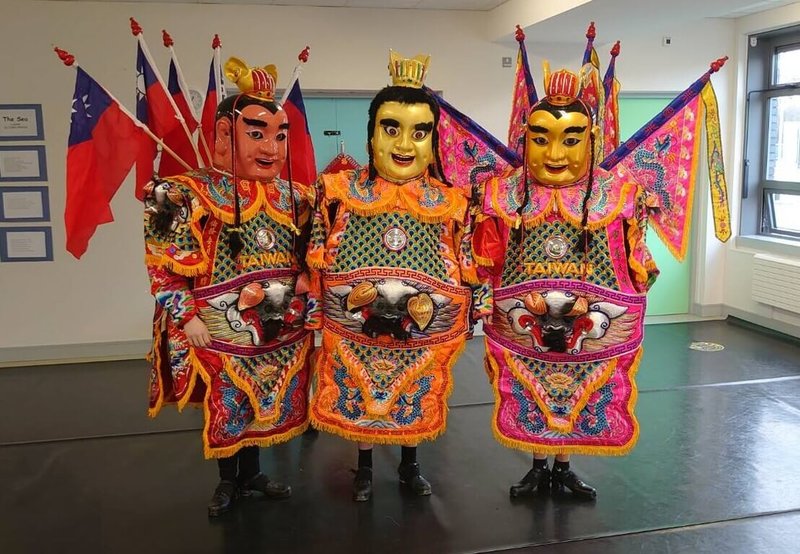 駐愛爾蘭代表處今年首度參加首都都柏林(Dublin)市政府的農曆新年活動,邀請當地3位專業舞者演出,創意結合愛爾蘭踢踏舞、電子音樂及台灣民俗藝陣,是雙邊文化交流新嘗試。圖為舞者彩排留影。(駐愛爾蘭代表處提供)中央社記者陳韻聿倫敦傳真 111年1月25日
