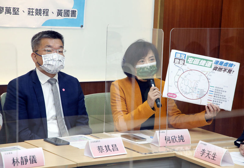 台中捷運藍線正英、坪頂設站等爭議備受各界關注,民進黨立委蔡其昌(左)、何欣純(右)等人26日召開記者會,要求中捷藍線設站要公平。何欣純表示,中二選區立委補選後,台中市長盧秀燕的藍線設站選址爭議更加延燒,市民擔心台中捷運系統恐變成徒有虛線。中央社記者郭日曉攝 111年1月26日