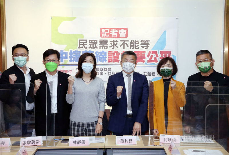 台中捷運藍線設站爭議引發討論,民進黨立委莊競程(左起)、張廖萬堅、林靜儀、蔡其昌、何欣純等人26日在立法院召開記者會,要求中捷藍線設站要公平,路線規劃要能更貼近民眾需要及均衡區域發展。中央社記者郭日曉攝 111年1月26日