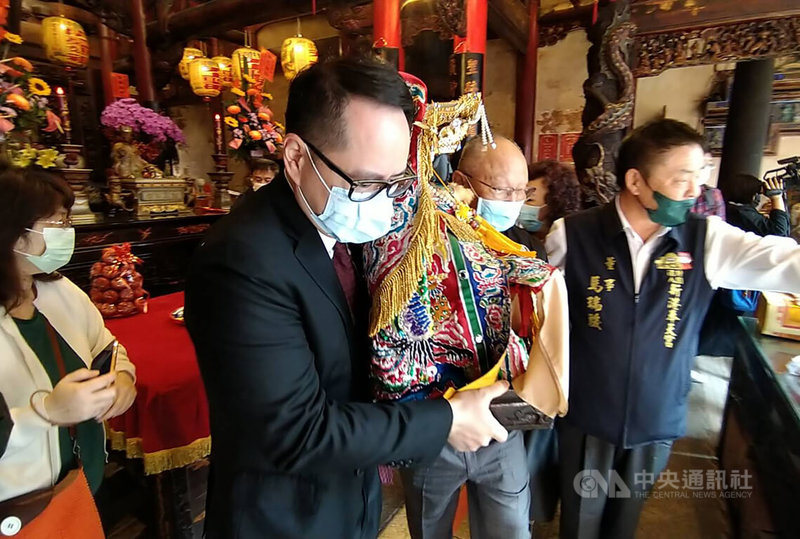 COVID-19本土疫情升溫,嘉義縣市目前尚未傳出確診案例,嘉市一家購物中心業者除配合政府防疫措施,26日還奉請新港奉天宮媽祖、虎爺到購物廣場坐鎮。中央社記者蔡智明攝 111年1月26日