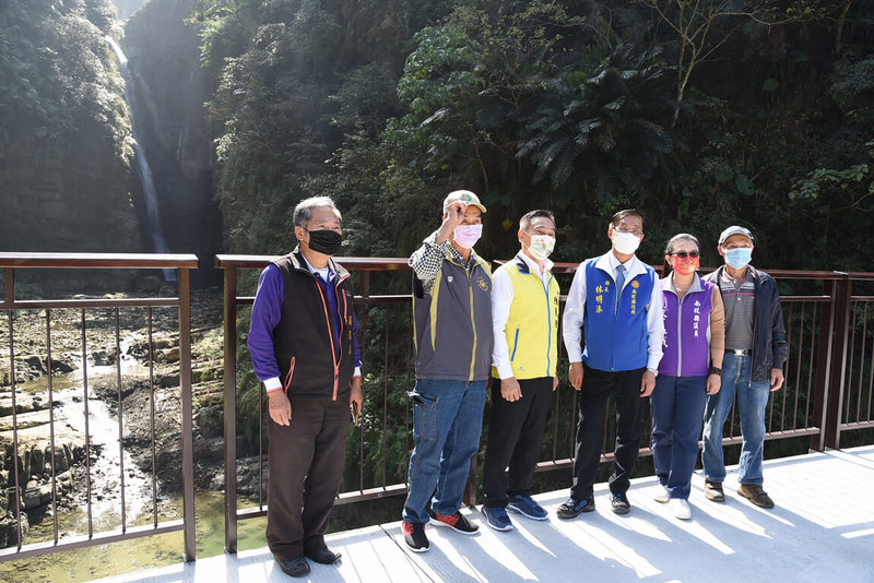 南投縣竹山鎮瑞龍瀑布園區整修後26日重新開園,縣長林明溱(右3)、竹山鎮長陳東睦(右4)等人出席開幕典禮,並實際全程走一趟無障礙步道與觀景平台,歡迎民眾走訪遊憩。(南投縣政府提供)中央社記者蕭博陽南投縣傳真 111年1月26日
