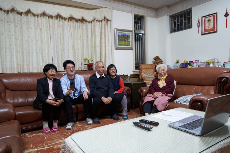 自美國返台的陳先生與親友透過視訊方式,向在美國的女友及中國的女友父母提親。(陳嘉瑞提供)中央社記者趙麗妍傳真 111年1月26日