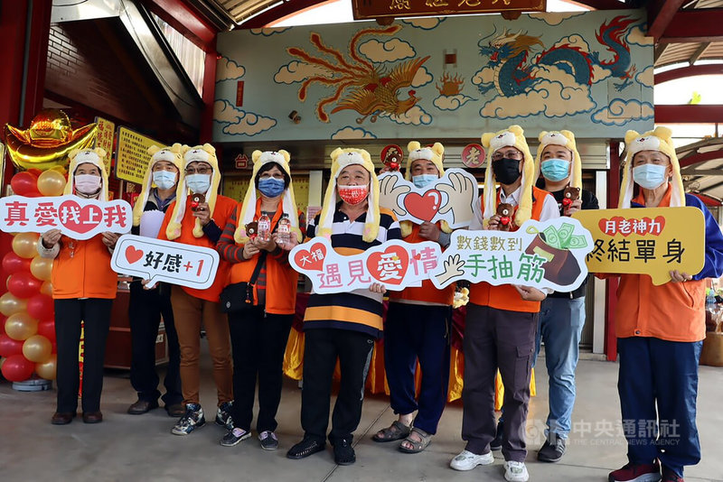 本土疫情升溫,嘉義市崎頂大福興宮月老祖廟原訂2月5日舉辦「我愛月老逗陣來作伴」未婚真愛聯誼活動,由於擔心群聚可能帶來風險,廟方26日宣布取消今年活動,未來則視疫情發展狀況再評估是否恢復辦理。中央社記者黃國芳攝 111年1月26日