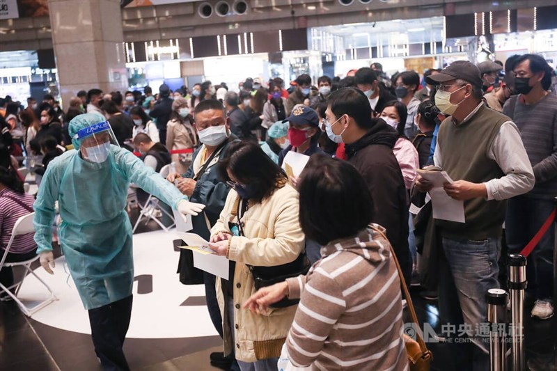台大公衛學者陳秀熙26日表示,台灣每週確診COVID-19本土個案數在350例以下,可達「重症清零」。圖為台北車站接種站排隊打疫苗人潮。(中央社檔案照片)