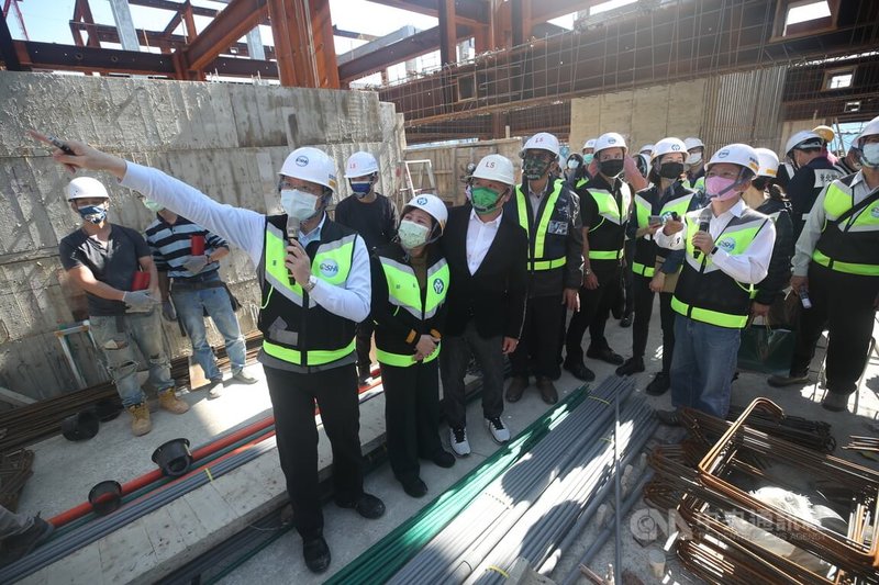 勞動部長許銘春(前左2)26日帶隊至新北市江翠北重劃區一處建案進行春安勞檢,要求事業單位落實職業安全衛生等相關法律。中央社記者吳家昇攝 111年1月26日