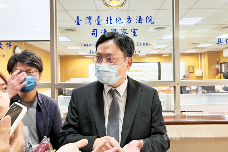 新北檢偵辦林秉樞涉嫌施暴民進黨立委高嘉瑜等案,25日依私行拘禁等8罪嫌起訴。高嘉瑜委任律師李永裕(右)26日受訪表示,林秉樞在事件曝光後持續恐嚇,若仍否認犯行,應有繼續羈押的必要。中央社記者蕭博文攝 111年1月26日