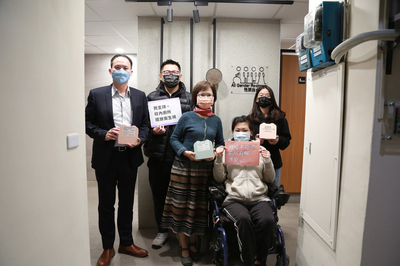 中山大學26日表示,為落實性別友善理念,即起在校園各角落,包括學院系所、行政大樓、活動中心及體育場館的廁所(含無障礙廁所與無性別廁所)提供衛生棉,師生可自行取用或分享,讓女性不再受預料之外的生理期困擾。(中山大學提供)中央社記者曾以寧傳真 111年1月26日