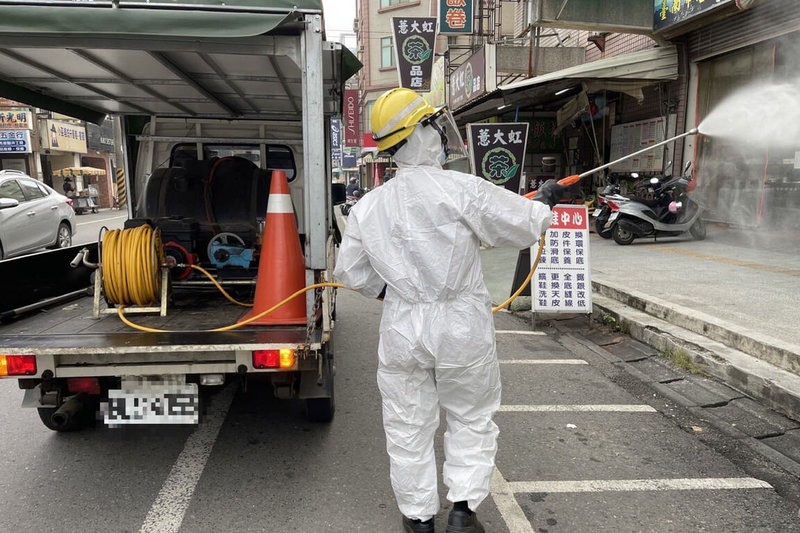 台南市政府26日下午宣布新增1名COVID-19本土確診個案,並公開新北市確診者在台南活動足跡,相關地點已派員加強清消。(台南市政府提供)中央社記者楊思瑞台南傳真 111年1月26日