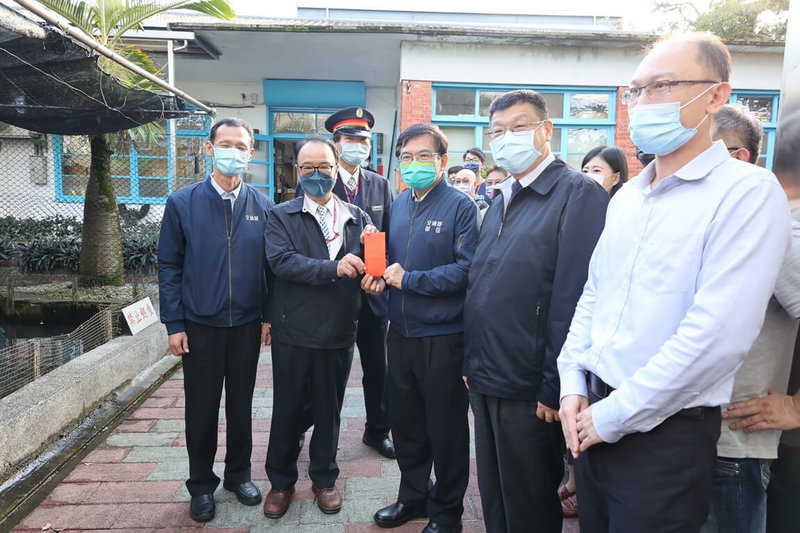 交通部長王國材(前左3)26日視察台鐵宜蘭及七堵地區各單位,慰勉同仁辛勞並頒發加菜金。(交通部提供)中央社記者汪淑芬傳真 111年1月26日
