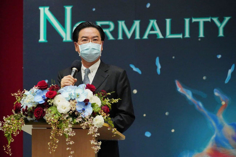 外交部長吳釗燮25日於台大以「後疫情時代台灣在全球的定位」為題發表演說,並接受提問。現場約200位學生出席聆聽。(外交部提供)中央社記者鍾佑貞傳真 111年1月26日