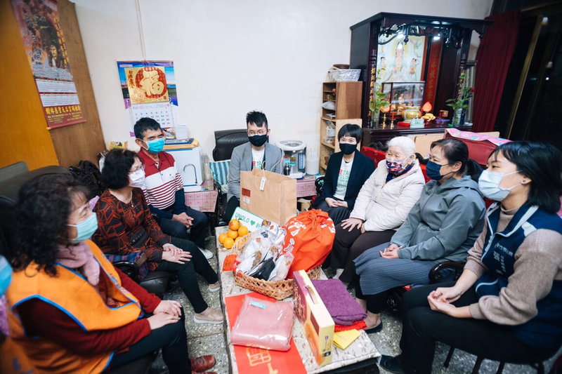新竹市政府啟動春節關懷送暖機制,攜手服飾業者與10個愛心單位,提供「竹市專屬春節福袋」內有保暖圍巾、刷毛毯、雞精禮盒及5菜1湯的澎湃年菜,由志工團體送至全市264名獨居長輩家中,祝賀長輩幸福豐年。(新竹市政府提供)中央社記者魯鋼駿傳真 111年1月26日