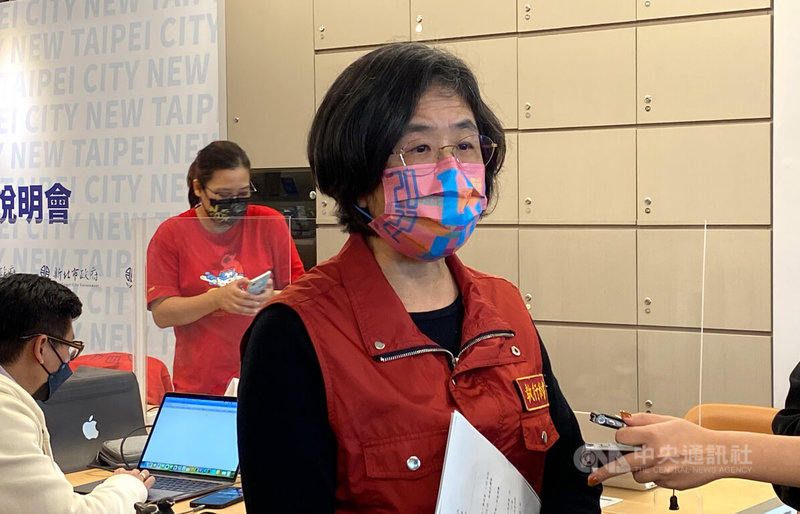 新北市衛生局長陳潤秋(前)26日說明COVID-19疫情時表示,亞東醫院新增確診者的感染源正在疫調追蹤,其中陪病者足跡單純,目前匡列陪病者家人1人,已採檢為陰性;市府防疫政策先以阻斷傳播鏈為主,也將積極查找感染源。中央社記者黃旭昇新北市攝 111年1月26日