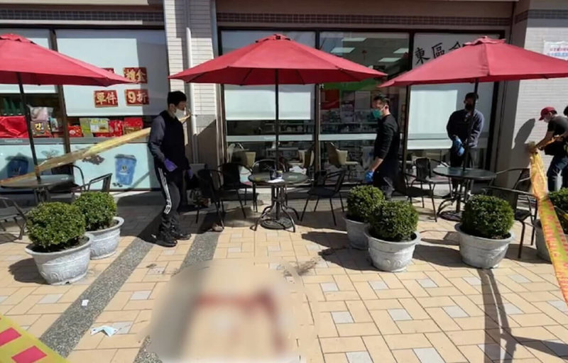 台中市一名年約40歲男子26日中午被發現在東區一家便利商店外疑遭槍擊,頭部受傷、處於OHCA(到院前心肺功能停止)狀態,已緊急被送往醫院救治,警方立即封鎖現場調查釐清。(民眾提供)中央社記者蘇木春傳真 111年1月26日