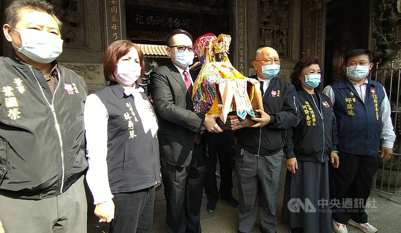 嘉義市某商場業者26日到新港奉天宮奉請媽祖、虎爺到賣場1樓坐鎮,希望虎年媽祖與虎爺顯神威,讓商場、民眾都不再被疫情波及。右3為新港奉天宮董事長何達煌。中央社記者蔡智明攝 111年1月26日