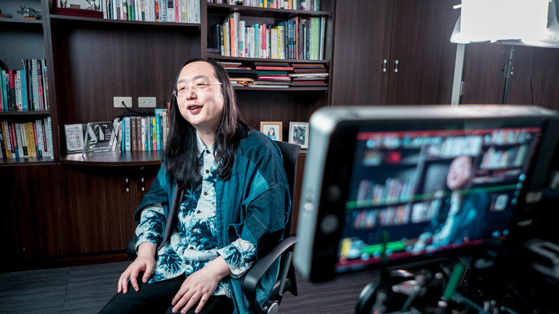 紀錄片「一座孤島 瘟疫蔓延時」透過文學哲學視角,省思人類未來如何與病毒共存,行政院數位政務委員唐鳳也接受訪問,聊如何看待疫情。(公視提供)中央社記者葉冠吟傳真 111年1月26日