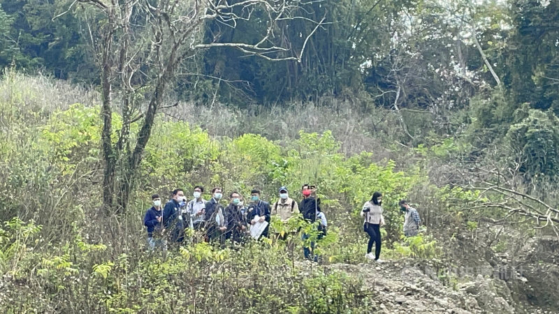 雲林縣長張麗善胞弟張啟盟夫婦涉侵占國有地、濫墾山坡地案,3名監察院委員26日前往雲林縣調查,並由縣府相關單位陪同現勘,原本荒蕪一片的山坡地現在野草蔓生。中央社記者姜宜菁攝 111年1月26日