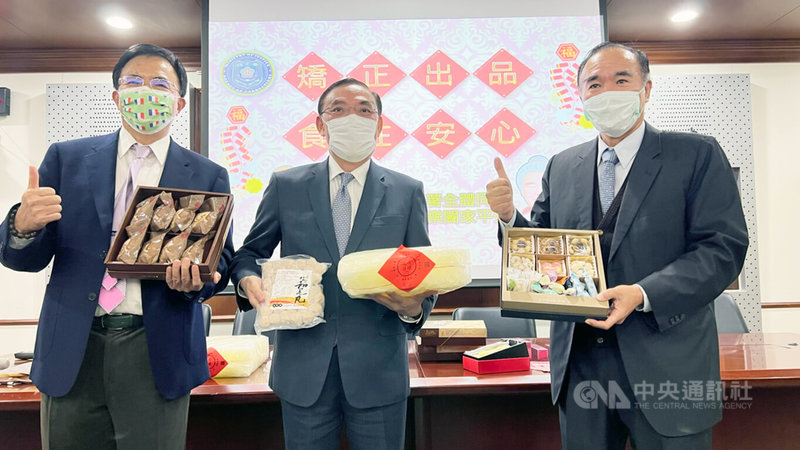農曆春節將至,法務部26日下午舉行媒體茶敘,法務部長蔡清祥(中)、次長蔡碧仲(左)與矯正署長黃俊棠(右)共同推薦熱門的矯正機關自營產品。中央社記者蕭博文攝 111年1月26日