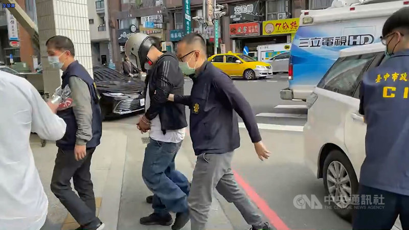台中市趙姓男子與林姓男子26日相約在東區一家便利商店外座位區談判,趙男突然對林男頭部開2槍後逃逸,林男送醫後傷重不治,警方將趙男(左2)逮捕到案。(翻攝畫面)中央社記者蘇木春傳真 111年1月26日