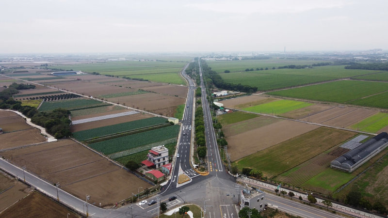 嘉義縣政府26日舉行縣道167線鹿草段拓寬通車典禮,鹿草段全長3.6公里,銜接馬稠後園區及鹿草鄉市區,從原2線道拓寬為4線道,馬路較寬處保留原有的路樹與植栽,設置綠帶成為林蔭大道。(嘉義縣政府提供)中央社記者蔡智明傳真 111年1月26日