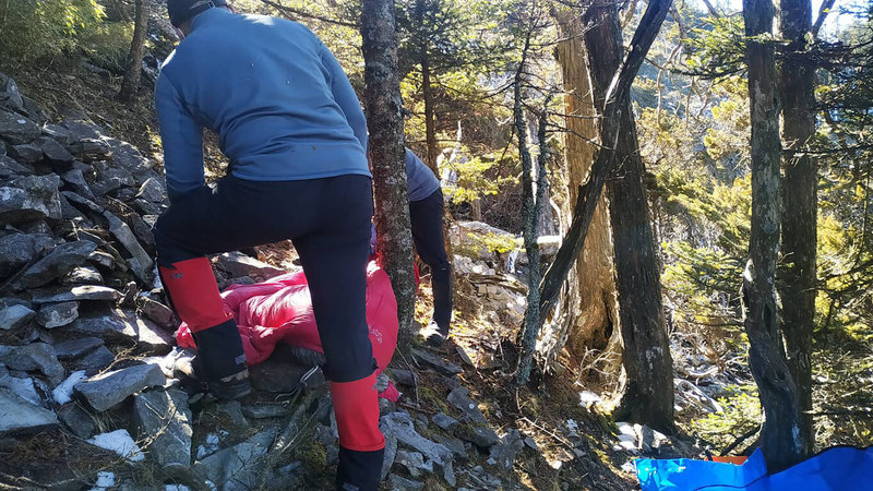 新北市錢姓聽障人士攀登雪山西稜線、聖稜線意外失聯,台中市消防局21日在紮營痕跡不遠處發現錢男遺體,但因山上降雪無法搬運,至26日天氣好轉,由直升機順利將錢男遺體吊掛下山。(民眾提供)中央社記者趙麗妍傳真 111年1月26日