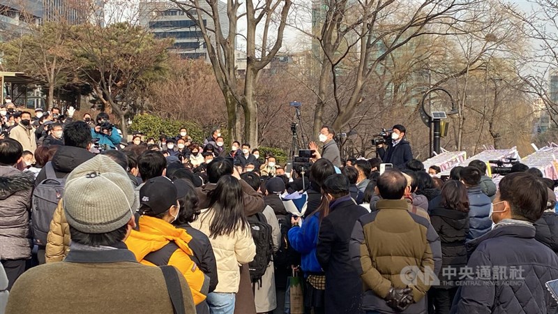 韓國執政黨共同民主黨總統候選人李在明22日在人潮眾多的首爾市松坡區松理團路拜票,吸引支持者聚集。(中央社檔案照片)
